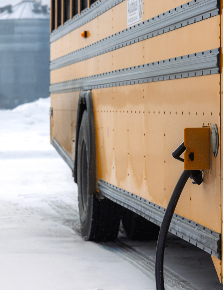 Autobus scolaire en charge hiver