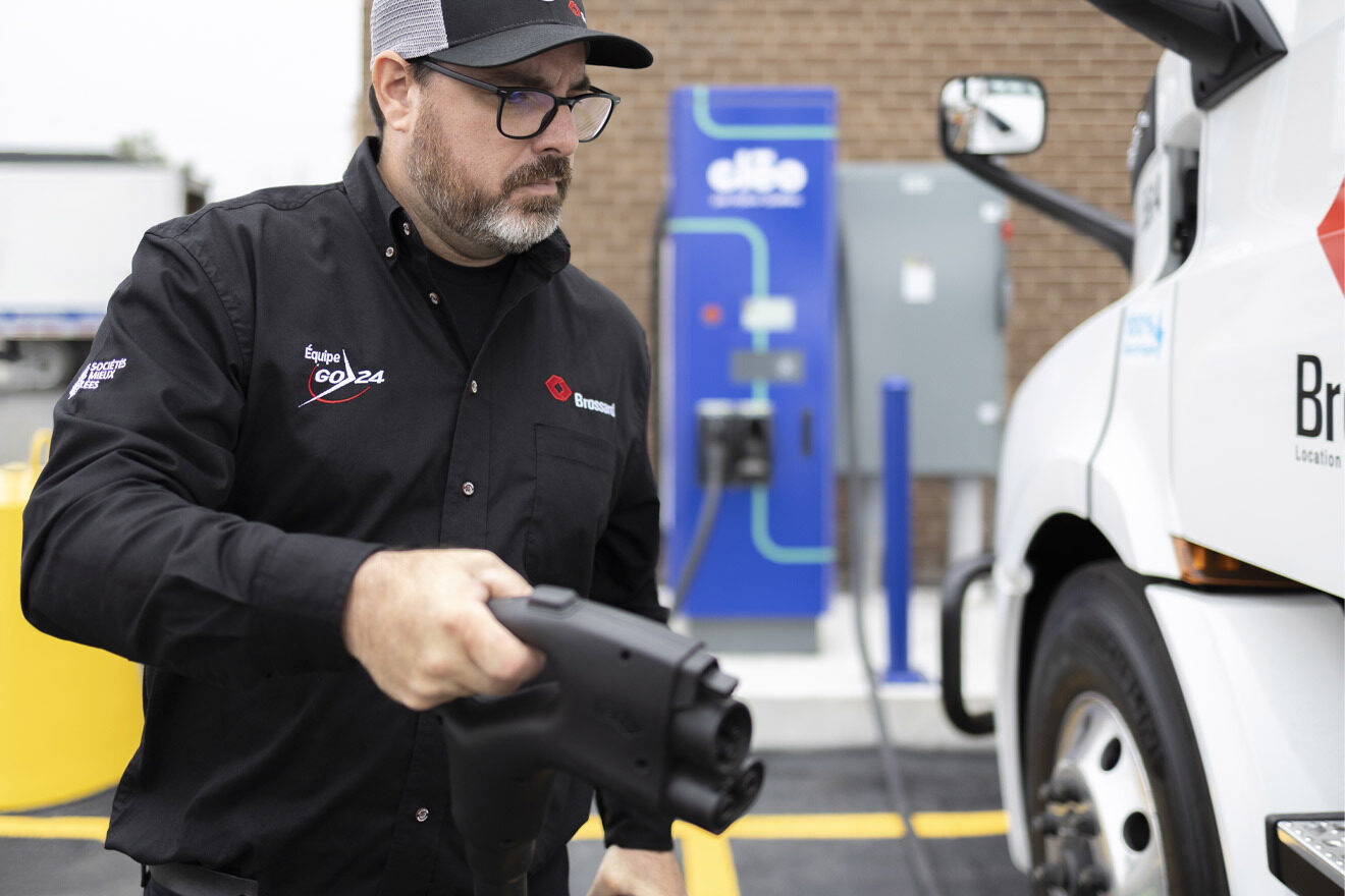 Chauffeur branche un camion electrique
