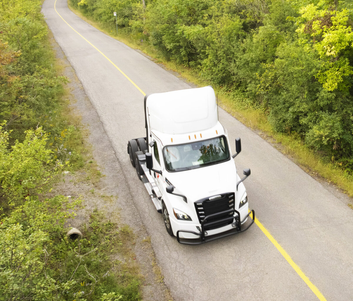 Camion électrique brossard classe 8 sur la route