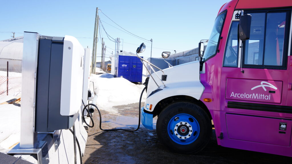 Autobus rechargeant en hiver