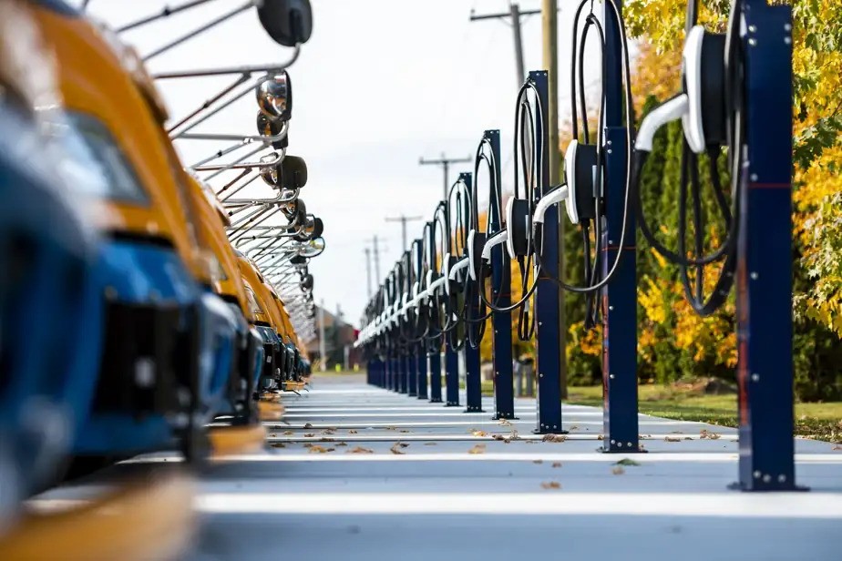 Autobus électriques devant bornes Polara